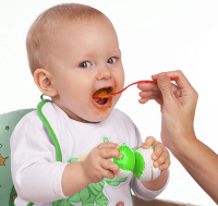 Säuglingsernährung mit Baby